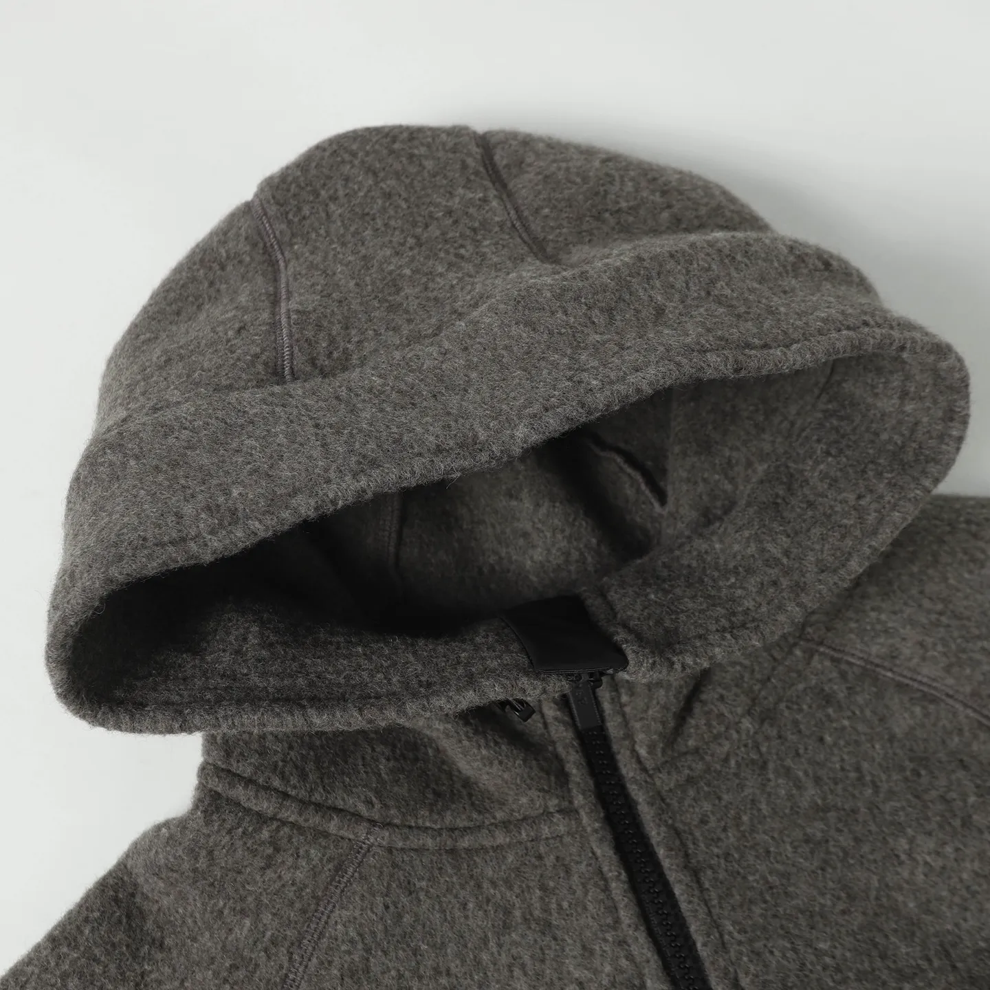 P620 Canada Goose/ Chilliwa series cashmere bomber jacket, exclusive customized wool fabric, containing 60% wool content! Super lightweight, soft and warm! The high-tech breathable space cotton liner makes the entire shape very stiff and soft, comfortable and lightweight at the same time. Breathable, soft, non-stuffy, lightweight, stylish, and non-deformable. The iconic double-stripe reflective strips are designed on the back of the collar and splicing. No detail is missed. The front placket allows you to easily cope with seasonal changes and calmly resist bad weather. High-density badges. All threaded accessories are customized. Loose fit and adjustable drawstring. Not bloated at all. Quite fashionable. It can be said to be a very unique design. This year's must-have style is for men and women. Size: S-L